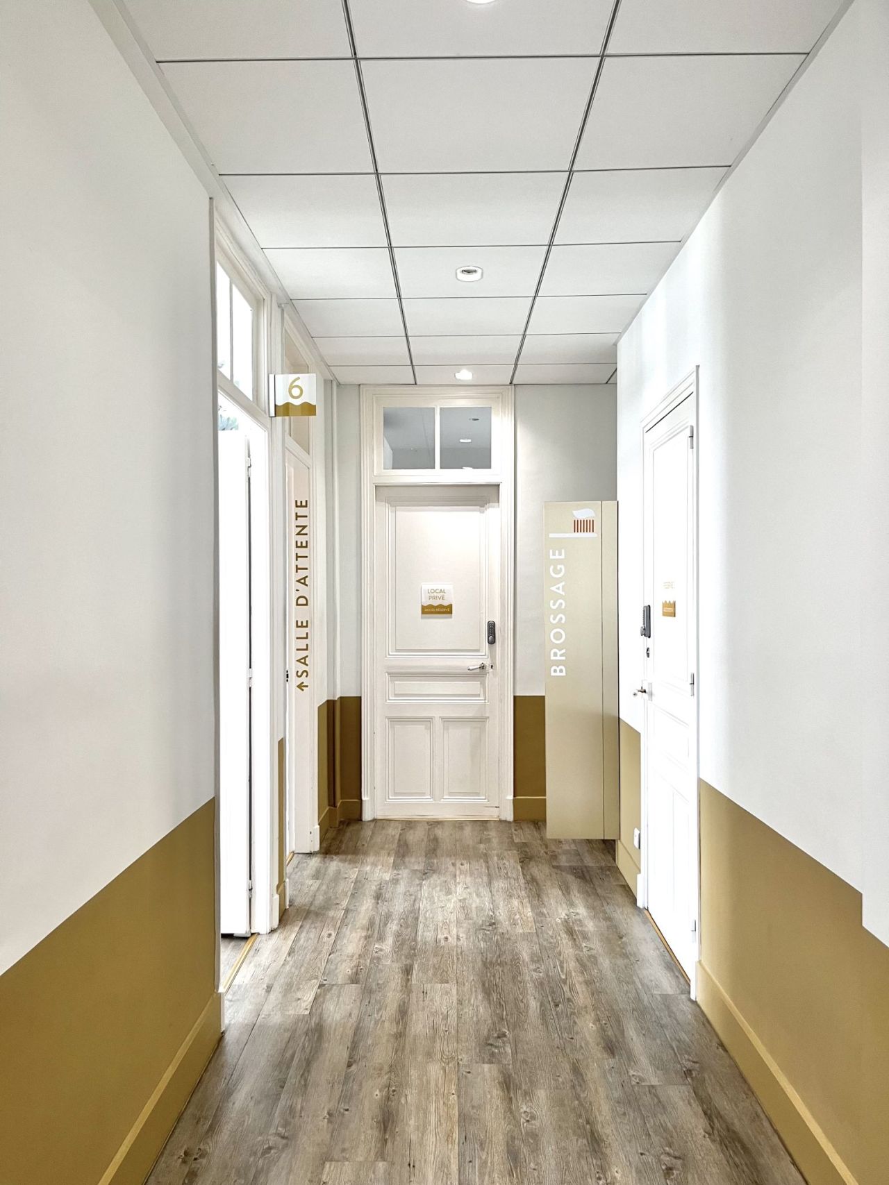 Photographie du couloir d'entrée du cabinet d'orthodontie Ortho'victoire