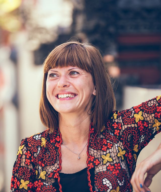 Photographie d'une femme adulte qui sourit en montrant ses dents bien alignées