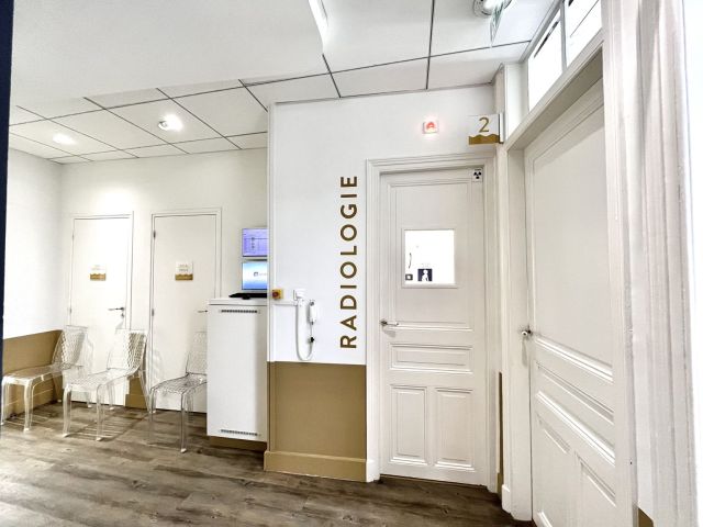 Photographie de la porte d'entrée de la salle de radiologie du cabinet d'orthodontie Ortho'victoire